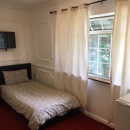 Hatfield Save-Money Rooms - 10Over10 For Price! Bagian luar foto